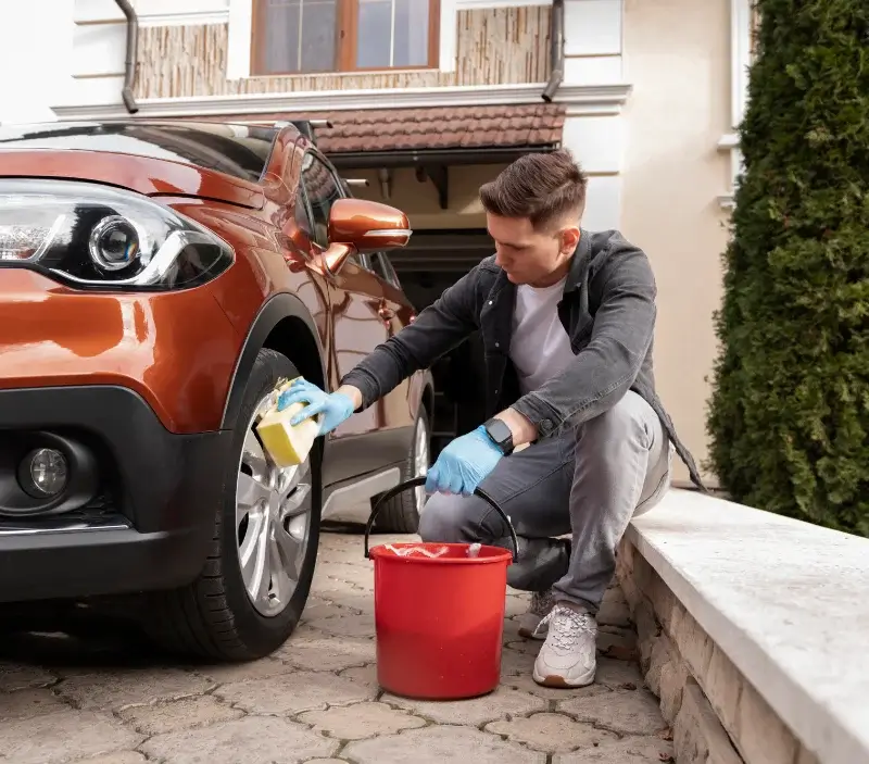 Lavage auto à domicile Saint-Martin-du-Manoir : professionnel intervenant sur un véhicule